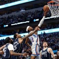 Oklahoma's Shai Gilgeous-Alexander drives to the basket in the Thunder's NBA playoff series-tying victory over the Dallas Mavericks