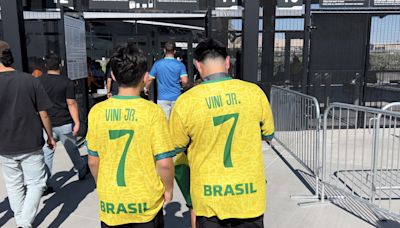 'Derbi' madridista Vinicius-Valverde entre los aficionados en el Allegiant Stadium