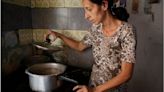 Ratas, huesos y barro: los alimentos del hambre que la gente desesperada come para sobrevivir