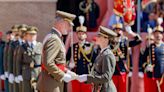 El emotivo abrazo de la princesa Leonor y el rey Felipe tras recibir el título de alférez del Ejército de Tierra