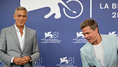 La Nación / Georde Clooney y Brad Pitt concentran alegría en Venecia con su comedia “Wolfs”