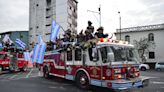 Bomberos de Guayaquil rindieron homenaje a la ciudad encendiendo las sirenas y luces de sus unidades durante desfile