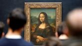 Activistas contra el cambio climático tiran sopa a la "Mona Lisa" en el Louvre de París