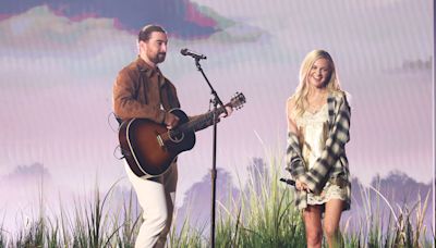 Kelsea Ballerini & Noah Kahan Deliver Sweet ‘Stick Season’ & ‘Mountain With a View’ Mash-Up at 2024 ACM Awards