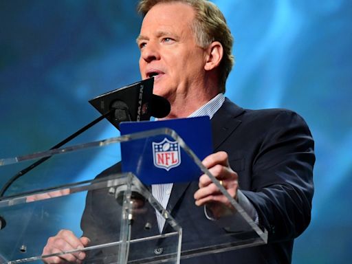 Why do fans boo NFL commissioner Roger Goodell during the NFL Draft?