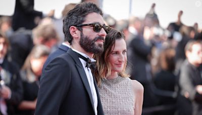 PHOTOS Camille Cottin et Benjamin Mahon amoureux sur le tapis rouge, très rare apparition du couple à Cannes