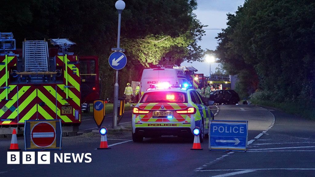 Ringmer: Four injured, one critically, in two-car crash on A26