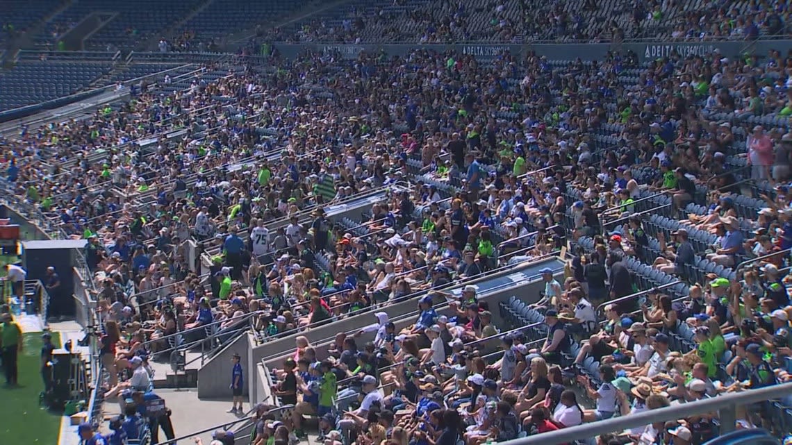 Thousands of NFL fans attend Seahawks Football Fest in Seattle
