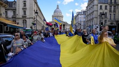 Peaceful pre-Olympic protest in Paris honors fallen Ukrainian athletes