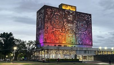 Iluminan bandera de la comunidad LGBTIQ+ en la Biblioteca de CU