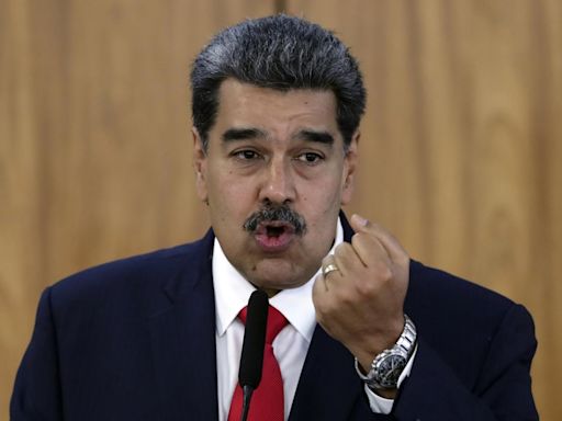 A horas da eleição, Maduro convoca embaixadores em ato no qual critica Bolsonaro