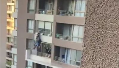 Providencial salvada: video muestra cómo PDI y sospechoso por poco caen desde noveno piso durante operativo en Santiago - La Tercera