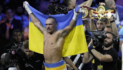 Oleksandr Usyk reacciona al cabezazo que recibió un miembro de su equipo por parte de John Fury - La Opinión