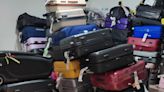 Cientos de maletas se amontonan en el aeropuerto de Valencia por la falta de personal en una empresa de equipajes