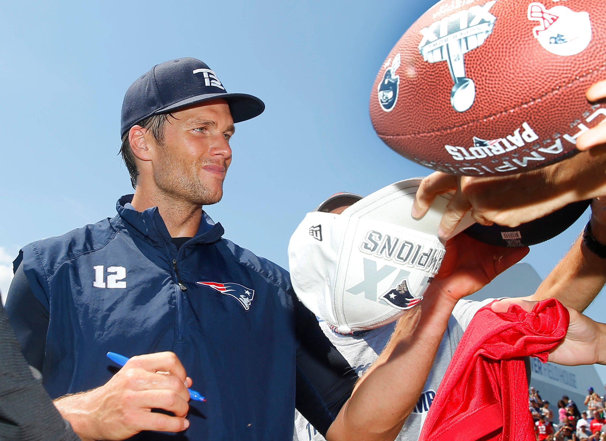 Tom Brady accused of ruining collectibles with shoddy autograph at $3,600 event: 'It's horrible'