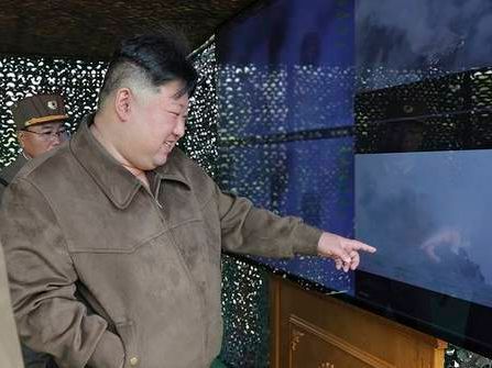 金正恩視察多管火箭炮試射 稱將為強化北韓火炮帶來戰略性改變