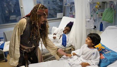 Johnny Depp vuelve a ser Jack Sparrow para visitar a los niños del hospital de San Sebastián