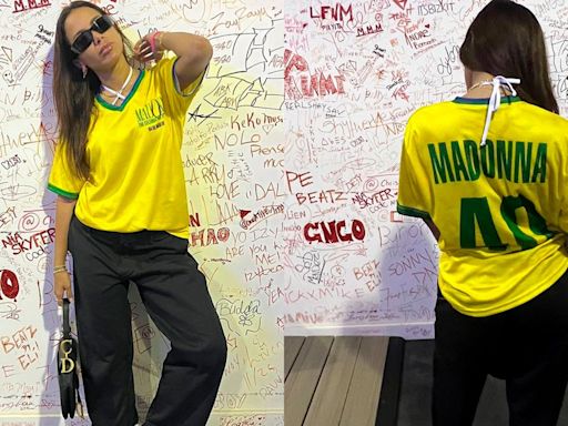 Anitta posa com camisa de futebol das cores do Brasil e escrito 'Madonna'