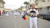 ‘Siempre que nos llamen a festejar a Guayaquil, aquí estaremos’: desfile congregó a más de 40 planteles en el barrio Garay