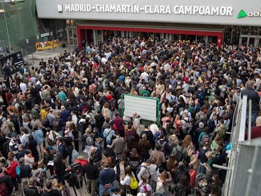 Caos en la estación de Chamartín por una caída de tensión que provoca retrasos y cancelaciones