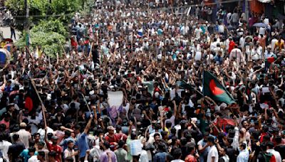 燒巴士、持竹棍狂砸！孟加拉反政府示威 至少20死