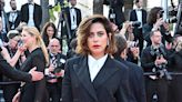 El look de María León, el improvisado baile de Manolo Solo y la ausencia de Víctor Erice marcan la llegada de los españoles a Cannes