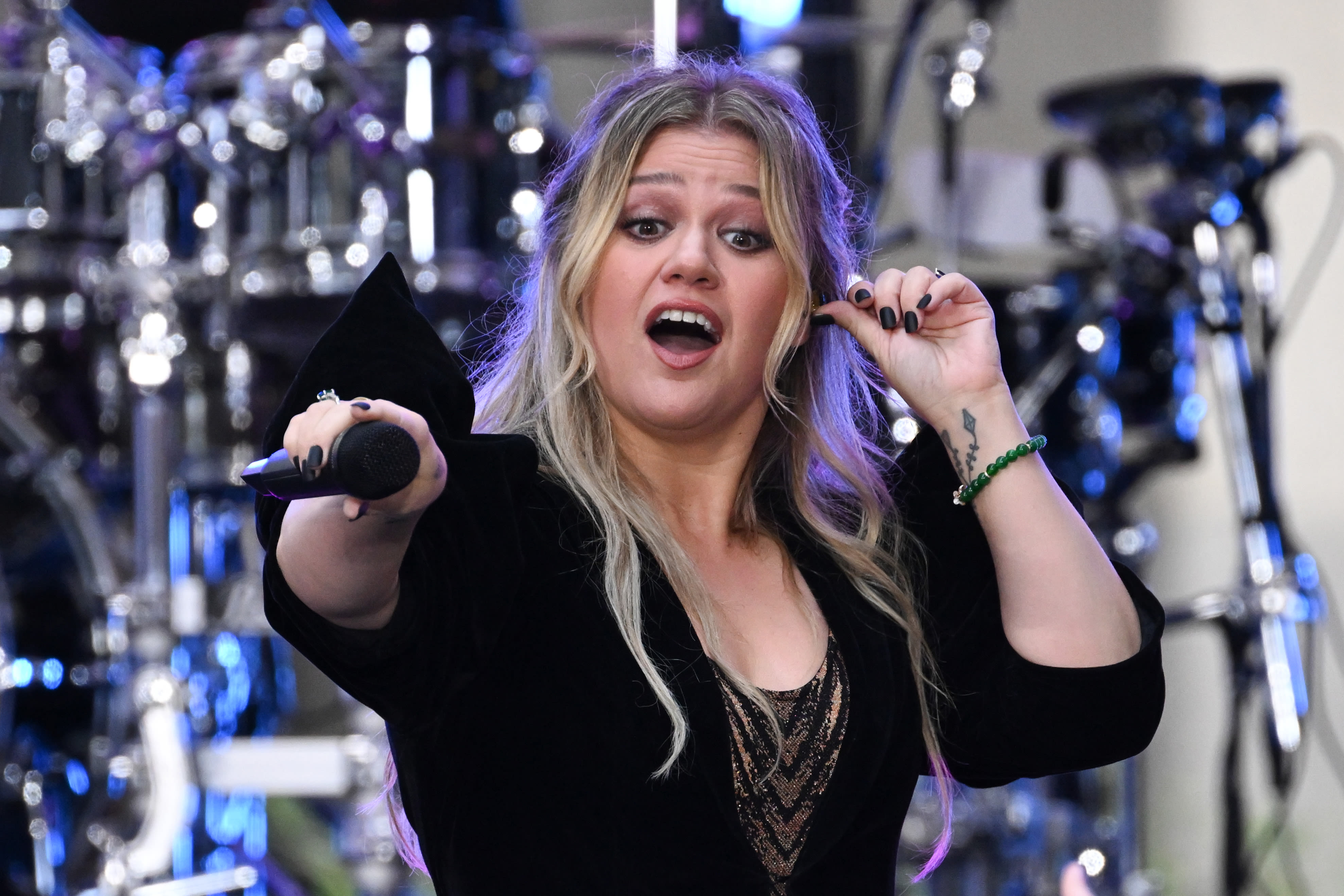 Watch how Kelly Clarkson expertly handles onstage mishap