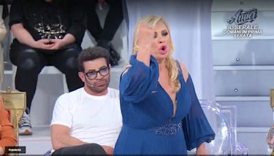Uomini e Donne, Maria De Filippi bacchetta gli opinionisti, Tina Cipollari perde la calma: caos in studio! [VIDEO]