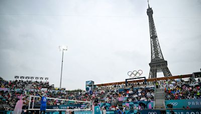 Beach volleyball begins under the Eiffel Tower despite the torrential rains