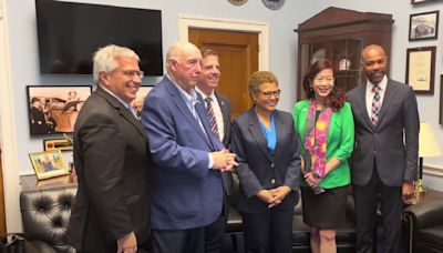 Mayor Karen Bass and Mayor Phil Brock Converge on D.C. to Tackle Homelessness Crisis - SM Mirror