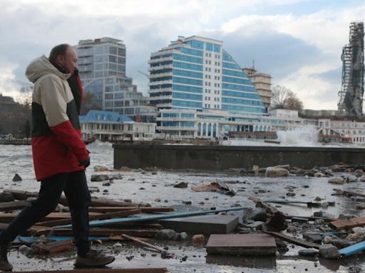 Guerre en Ukraine : frappes meurtrières en Crimée annexée et à Kharkiv