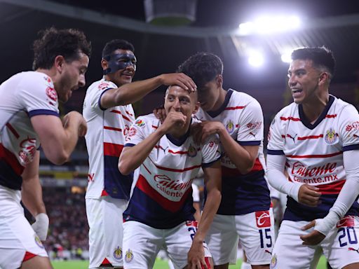 El golazo de Roberto 'Piojo' Alvarado que iluminó a unas impredecibles Chivas de Guadalajara