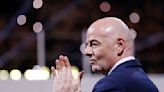 Infantino, de la FIFA, muestra su apoyo a Umtiti y Banda tras los insultos racistas