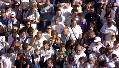 El aficionado viral clon de Cristiano esperando en las celebraciones del Real Madrid