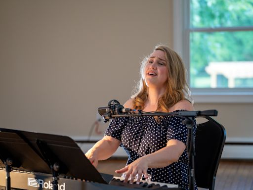 She’s a YouTube-star vocal coach. Now she’ll be onstage as Carole King.