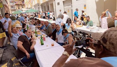 Así discurrió la primera comida en la calle de Cornellana, con medio millar de personas