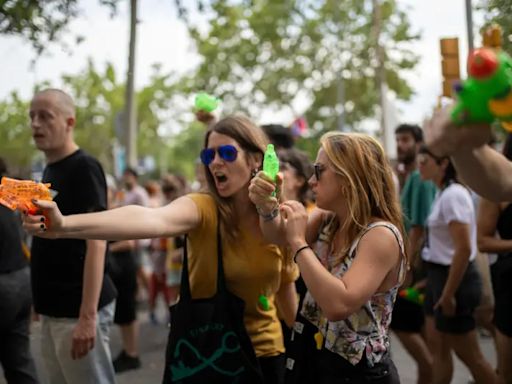 影／巴塞隆納市民「水槍攻擊」遊客上街抗議