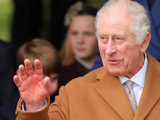 Re Carlo “sta molto male”? Buckingham Palace smentisce: “Migliora e martedì torna in pubblico”