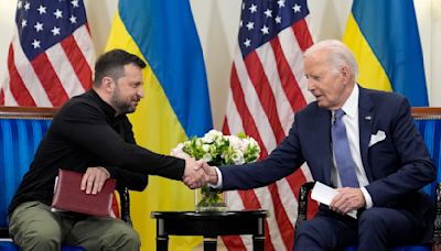 Biden se disculpa con Zelenskyy por una demora en el envío de armas que permitió avances de Rusia