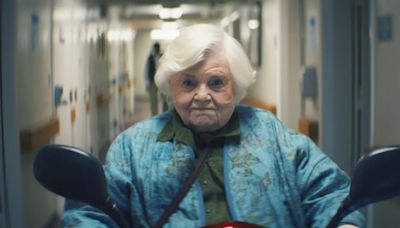 Una anciana de 94 años es una inesperada heroína de acción en la comedia “Thelma”