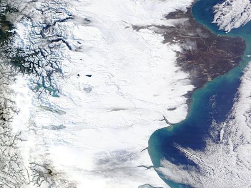 La impactante foto satelital de la NASA que muestra la Patagonia completamente nevada