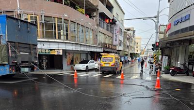 高雄大貨車出包了！車身違規超高「扯斷網路線」 交通大阻塞