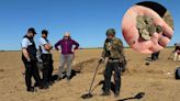 Caminaba por un campo y encontró monedas de un tesoro medieval enterrado: “Como ganar la lotería”