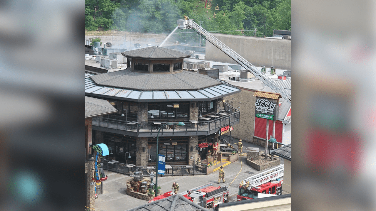 Gatlinburg Parkway reopened after fire at downtown restaurant