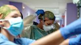 "He llegado a hacer 90 horas a la semana": médicos canarios convocan concentraciones para "recuperar" derechos