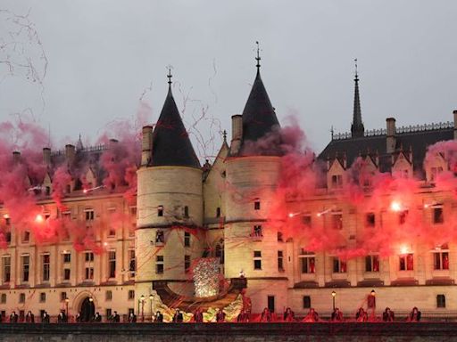 JO 2024 : Gojira chante « Ça ira » avec la tête tranchée de Marie-Antoinette en fond, le metal dans l'Histoire de France