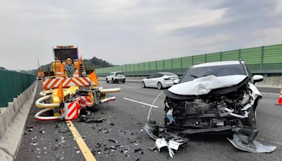 休旅車開啟輔助駕駛系統撞上緩撞車 車頭全毀所幸無人受傷