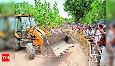 Mayor vs Officials Clash in MC Demolition Drive | Chandigarh News - Times of India