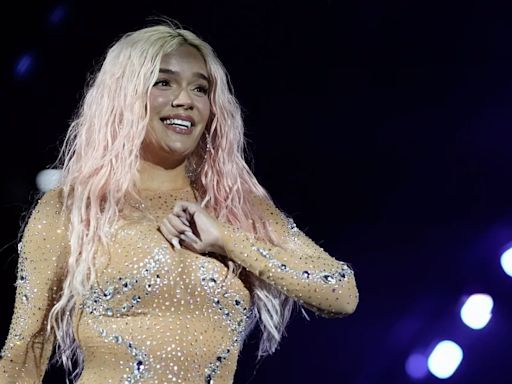 Karol G se dejó besar tres veces en pleno concierto: el fanático se parecía a Feid