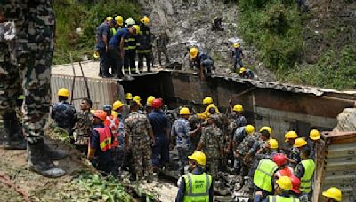 Crash d'avion au Népal: le pilote rescapé est "tombé dans un conteneur"